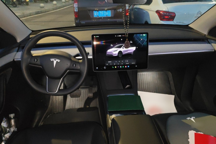 Tesla Model Y 2024 immagine di auto #11
