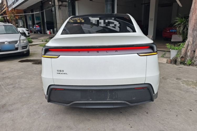 Tesla Model Y 2025 #6 Tesla Model Y 2025 car image #6