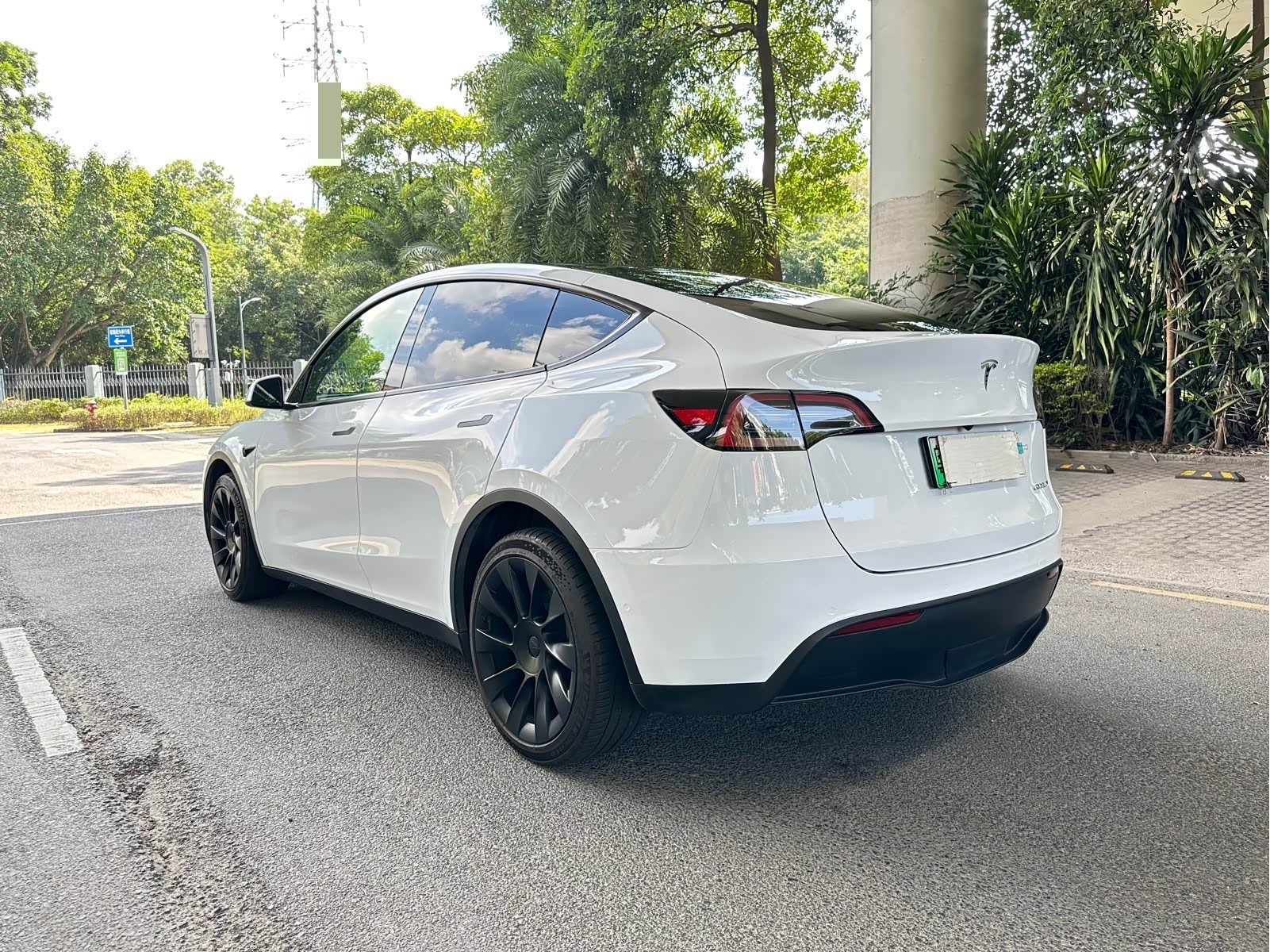 Tesla Model Y 2023 car image #3