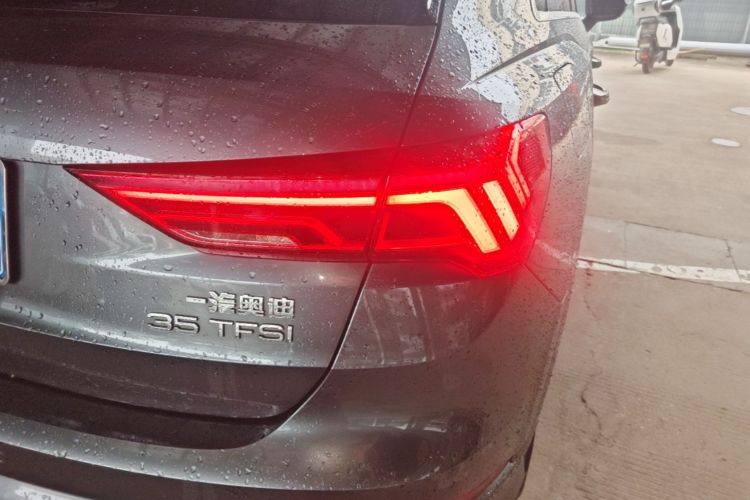 Audi Q3 2021 car image #8
