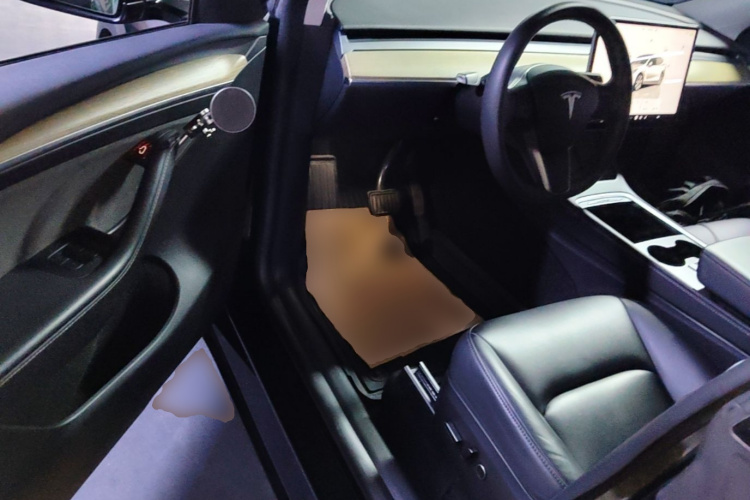 Tesla Model Y 2023 immagine di auto #16