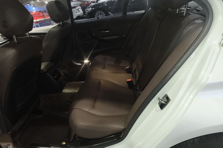 BMW 3 Series 2019 car image #13