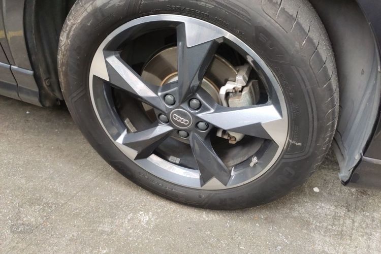 Audi Q3 2020 car image #9