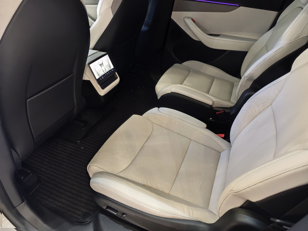 Tesla Model Y L 2025 #3 Tesla Model Y L 2025 car image #3