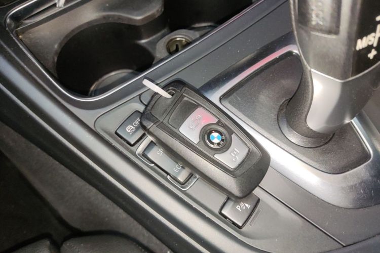 BMW 3 Series 2017 #9 BMW 3 Series 2017 car image #9
