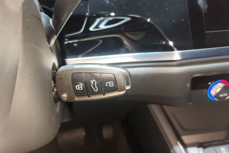 Audi Q3 2023 car image #9