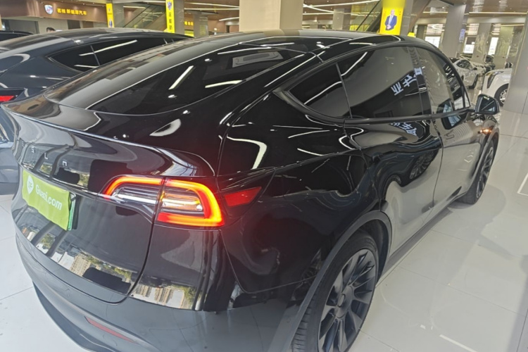 Tesla Model Y 2023 immagine di auto #7