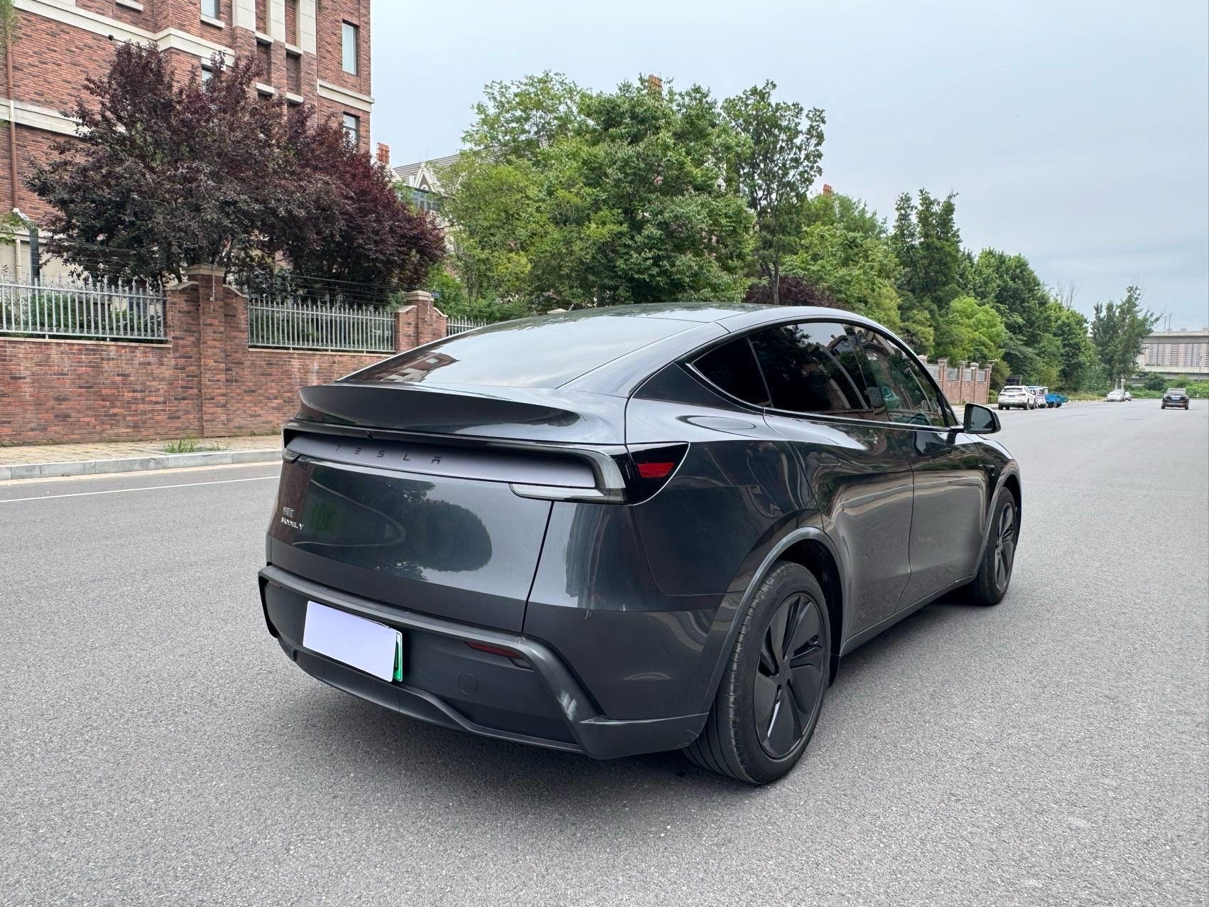Tesla Model Y 2025 #9 Tesla Model Y 2025 car image #9
