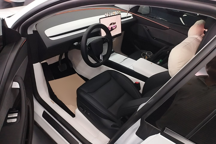 Tesla Model Y 2025 #16 Tesla Model Y 2025 car image #16