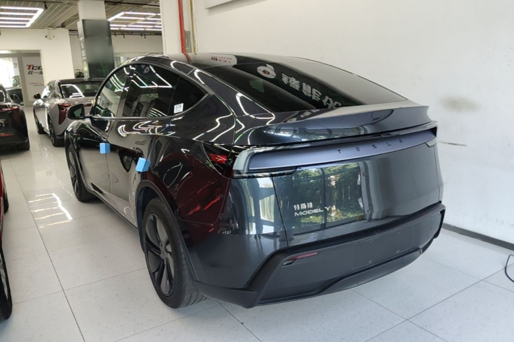 Tesla Model Y 2025 #5 Tesla Model Y 2025 car image #5