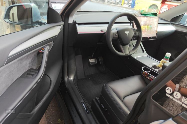 Tesla Model Y 2024 car image #18
