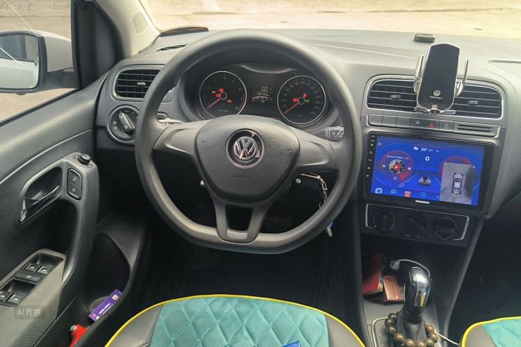 Volkswagen Polo 2015 car image #12