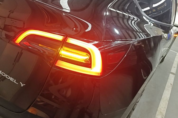 Tesla Model Y 2023 car image #8