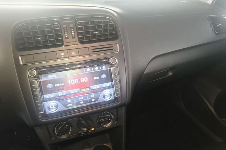 Volkswagen Polo 2016 car image #13