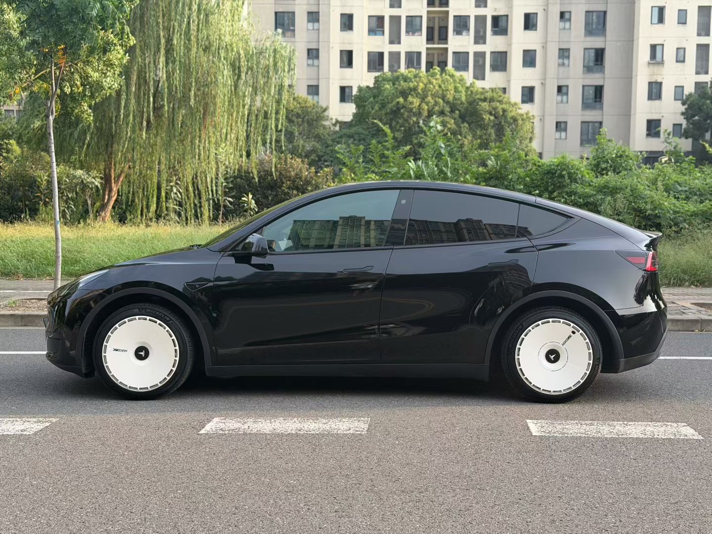 Tesla Model Y 2022 #5 Tesla Model Y 2022 car image #5