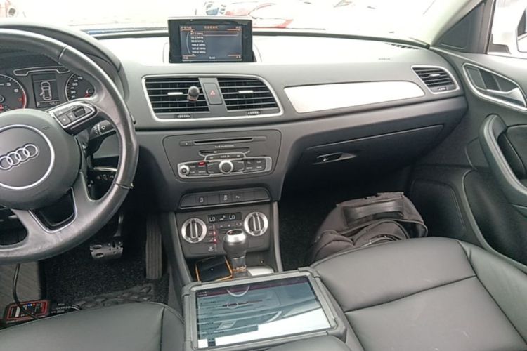 Audi Q3 2016 car image #17