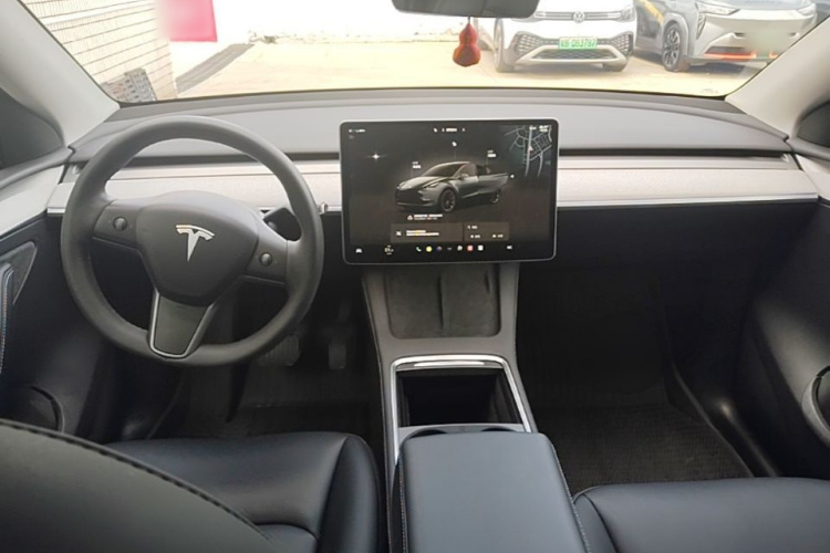 Tesla Model Y 2024 car image #10