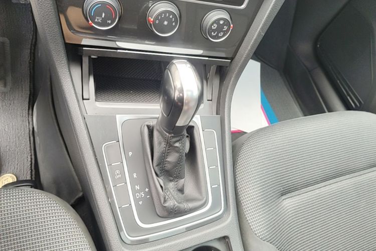 Volkswagen Golf 2020 car image #18