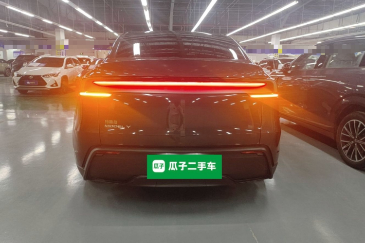Tesla Model Y 2025 #6 Tesla Model Y 2025 car image #6