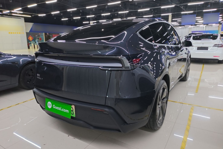 Tesla Model Y 2025 #7 Tesla Model Y 2025 car image #7