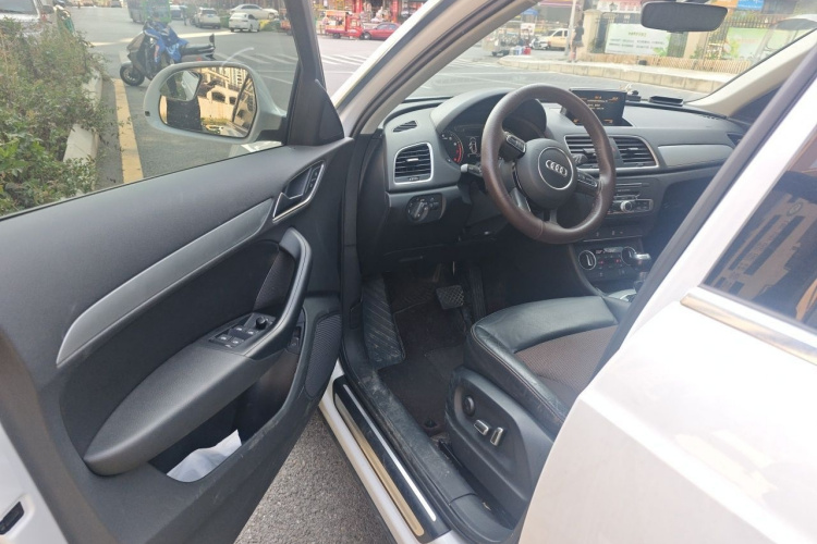 Audi Q3 2018 car image #9