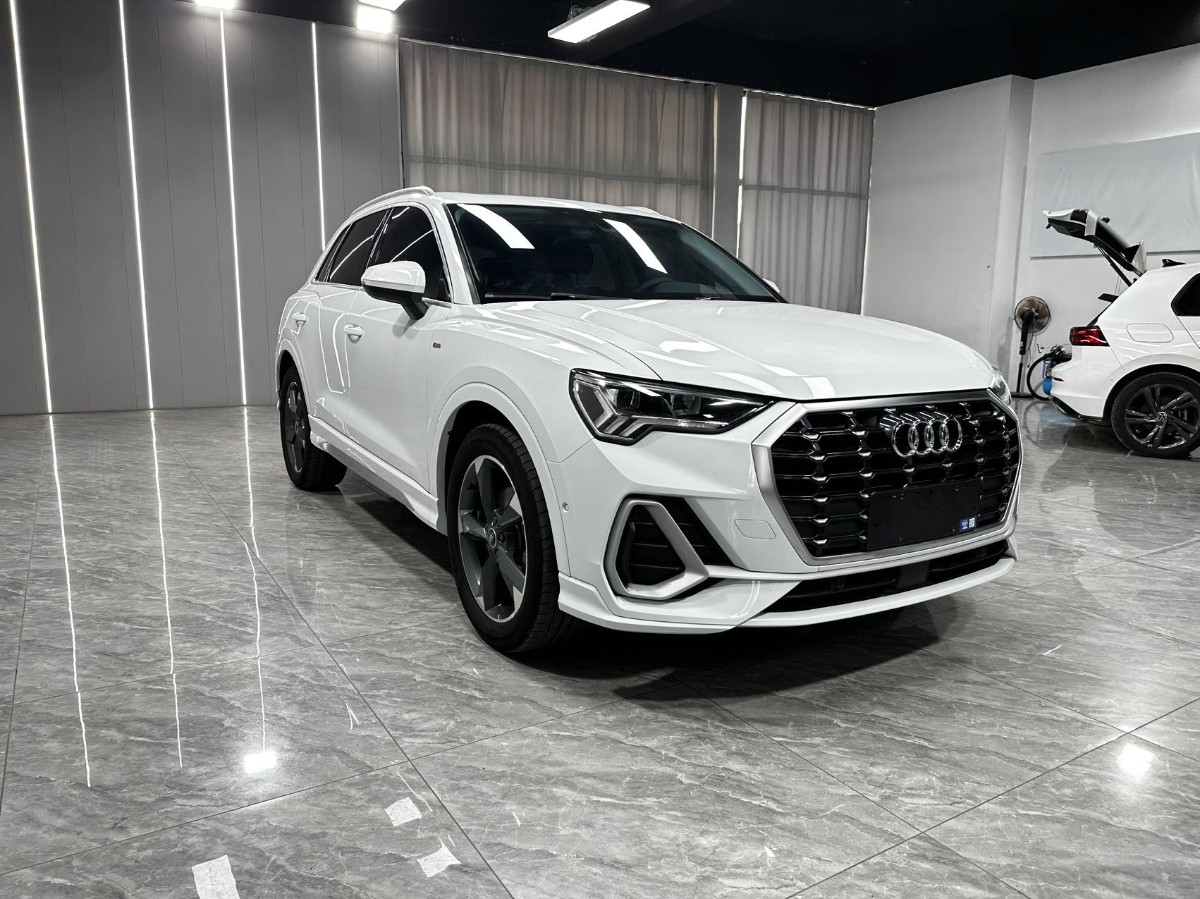 Audi Q3 2022 car image #3