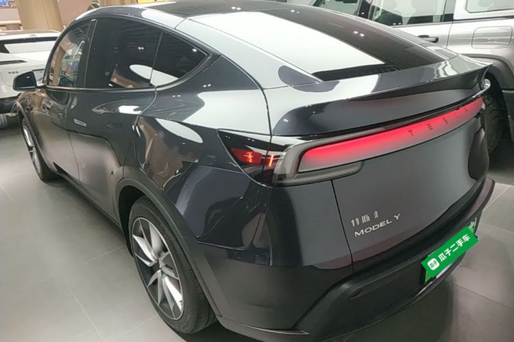 Tesla Model Y 2025 immagine di auto #7