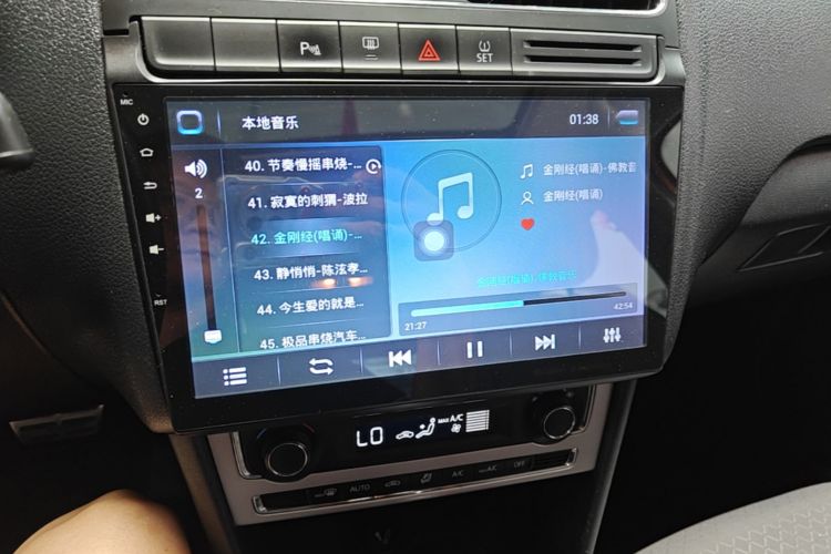 Volkswagen Polo 2015 car image #13