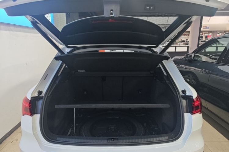 Audi Q3 2020 car image #19