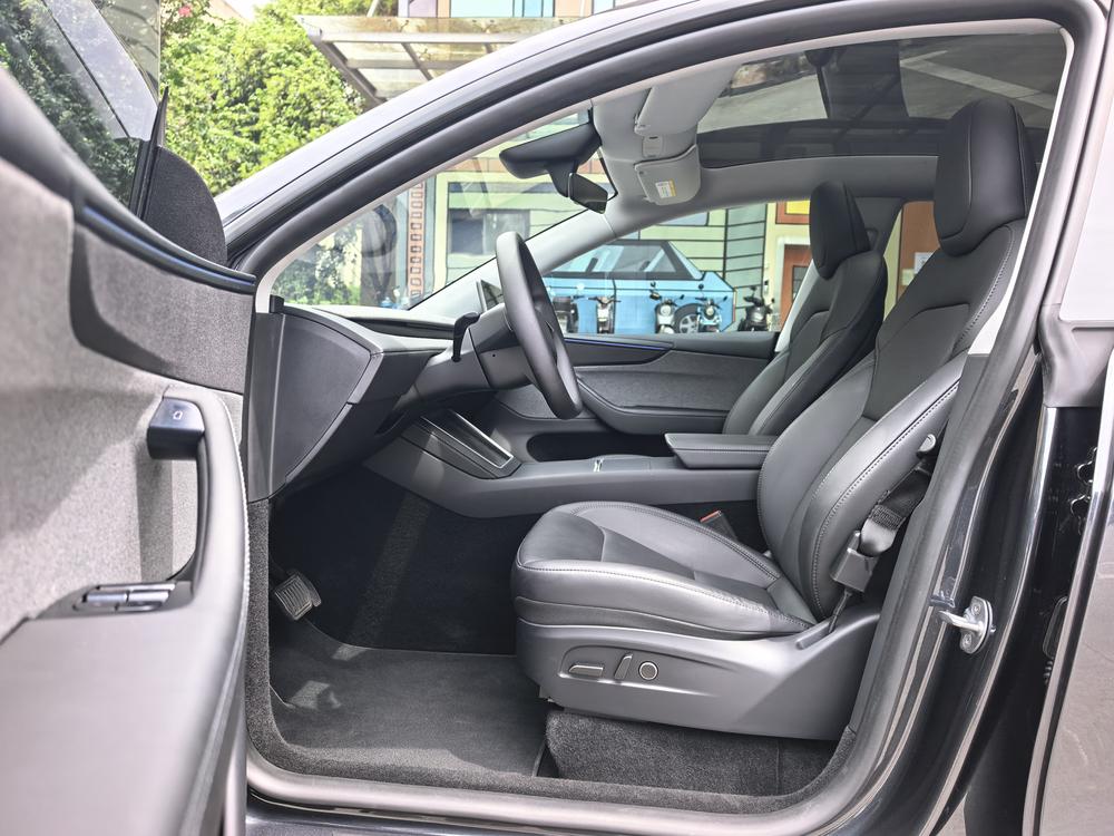 Tesla Model Y 2025 #20 Tesla Model Y 2025 car image #20