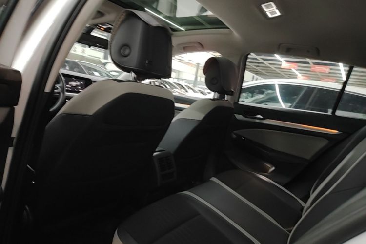 Volkswagen Golf 2022 car image #17