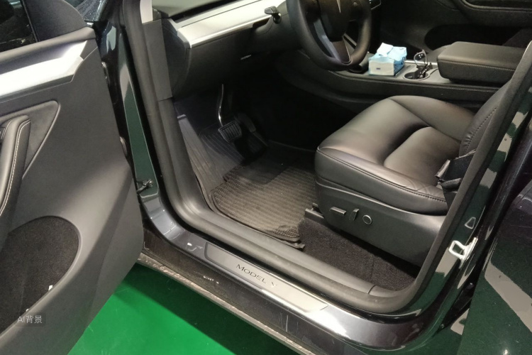 Tesla Model Y 2024 car image #18