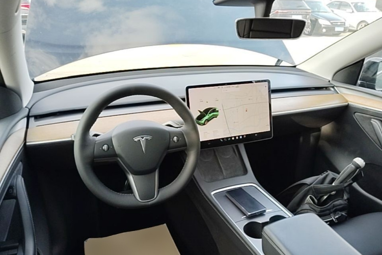 Tesla Model Y 2021 صورة سيارة #10