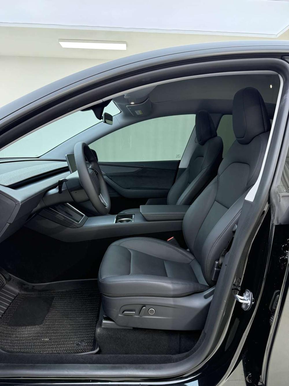 Tesla Model Y 2025 #7 Tesla Model Y 2025 car image #7