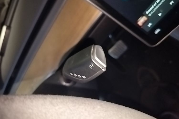 Tesla Model Y 2021 immagine di auto #14