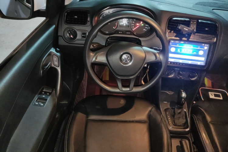 Volkswagen Polo 2017 car image #11