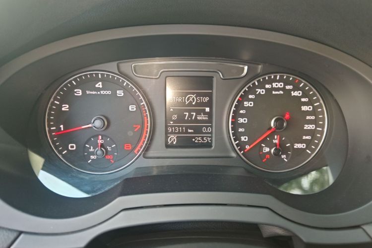 Audi Q3 2017 car image #12
