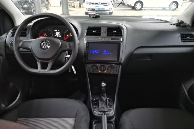 Volkswagen Polo 2017 car image #11