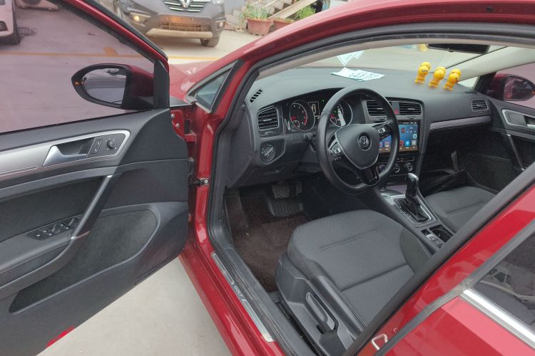 Volkswagen Golf 2018 car image #16