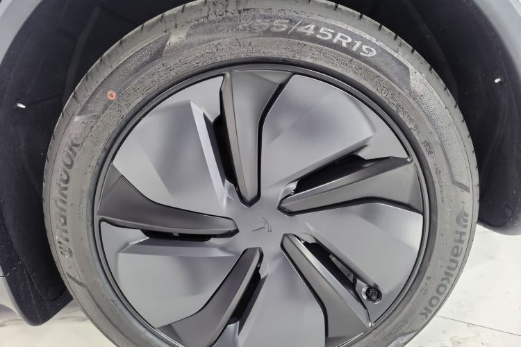 Tesla Model Y 2026 #9 Tesla Model Y 2026 car image #9