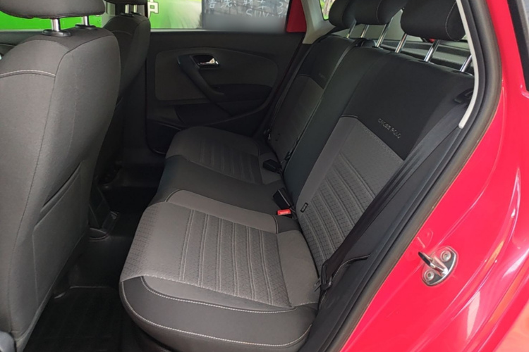 Volkswagen Polo 2015 car image #17