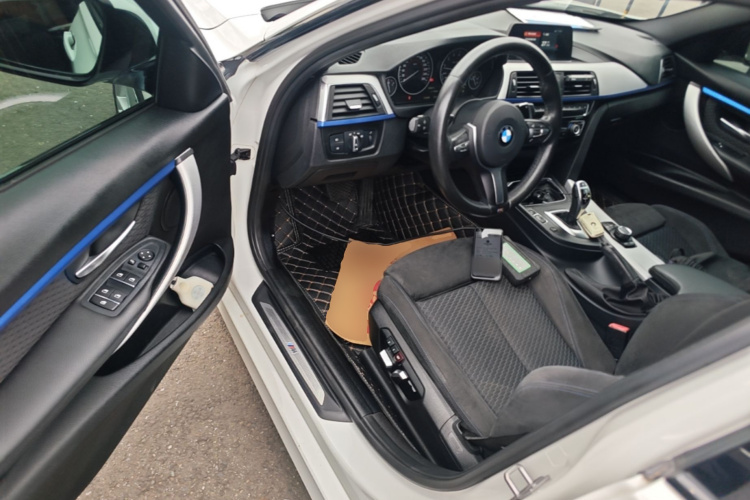 BMW 3 Series 2018 car image #16