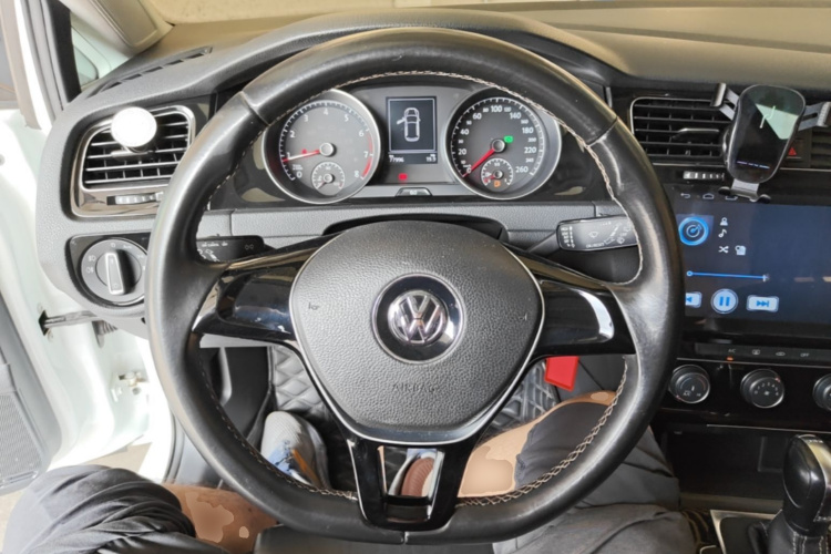 Volkswagen Golf 2016 car image #11
