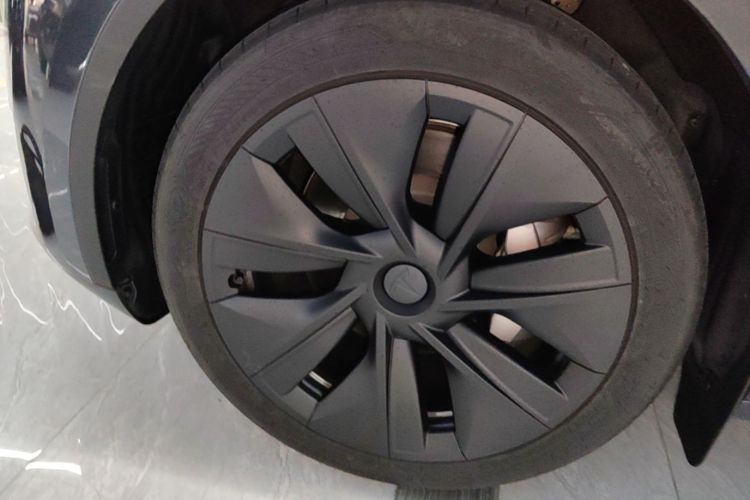 Tesla Model Y 2024 car image #9