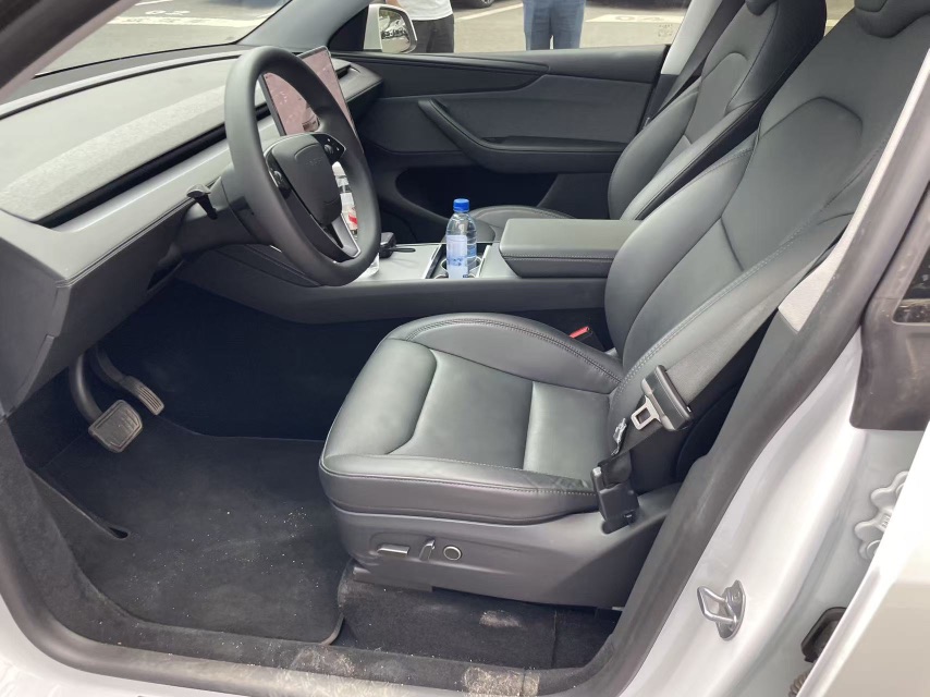 Tesla Model Y 2025 #4 Tesla Model Y 2025 car image #4