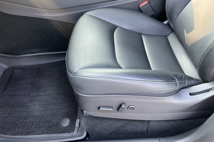 Tesla Model Y 2023 car image #26