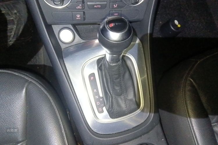 Audi Q3 2017 car image #16