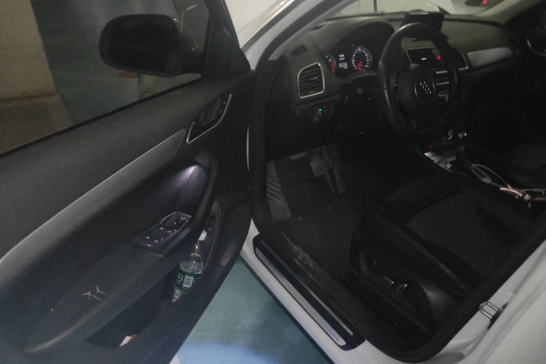 Audi Q3 2018 car image #25