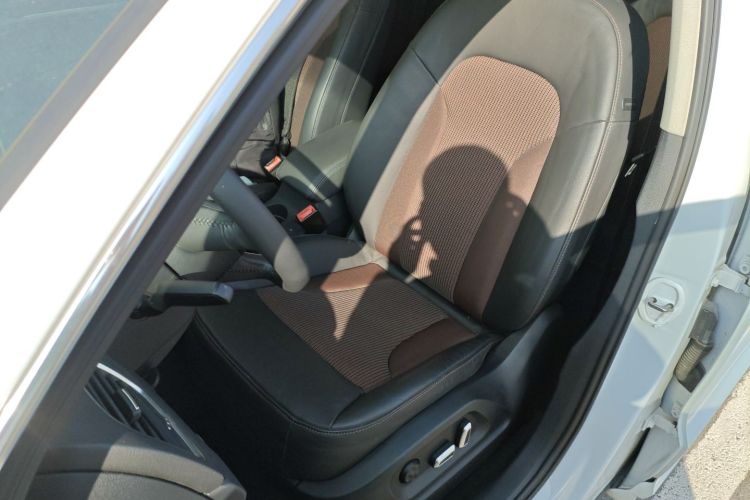 Audi Q3 2018 car image #19