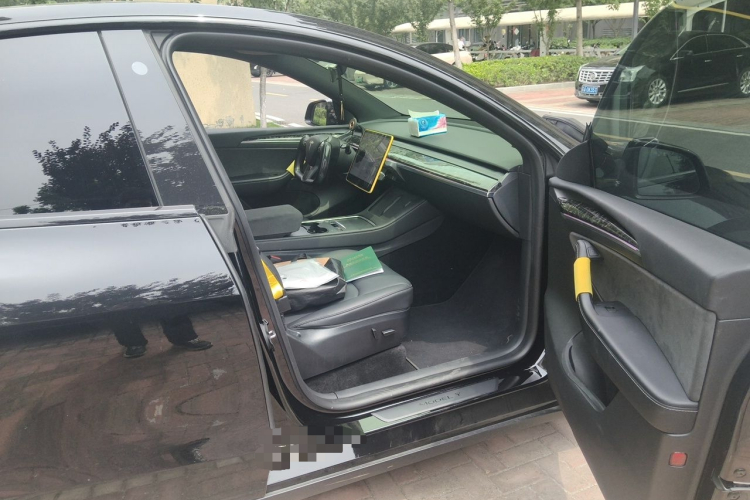 Tesla Model Y 2023 car image #23